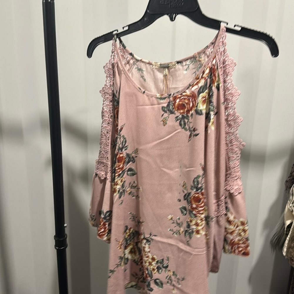 Brand new, gimmicks, cold shoulder top